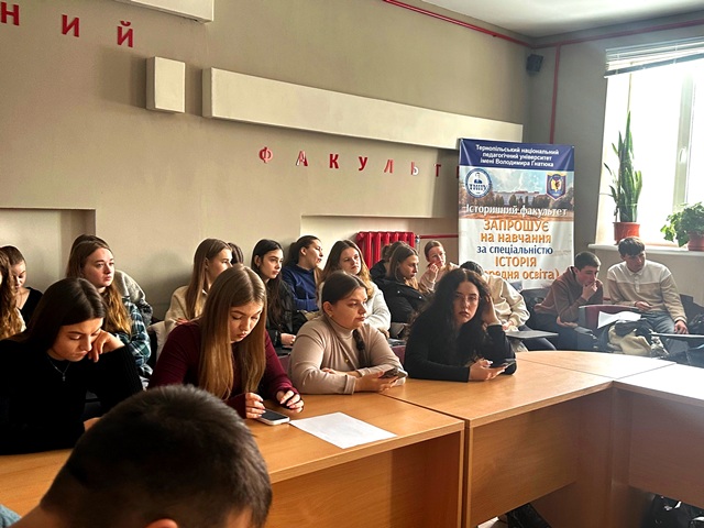  Здобувачі складають аналітичну довідку про переваги і виклики інтеграції у викладанні історії